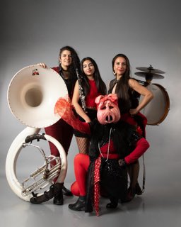 La banda con el helicón y los platillos, y la figurina con máscara.